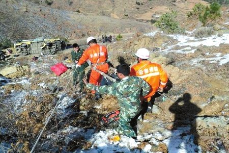云南宁蒗客车相撞9死29伤 多为四川老乡