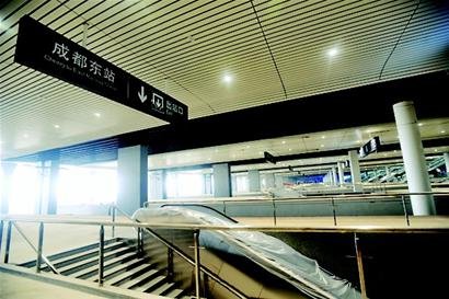 成都东客站首露真容 候车层更像候机厅